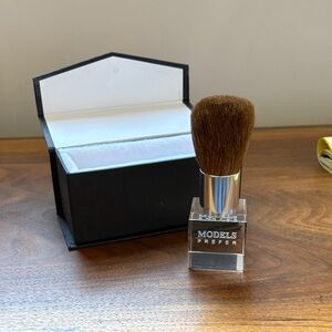 Models Prefer Make up brush